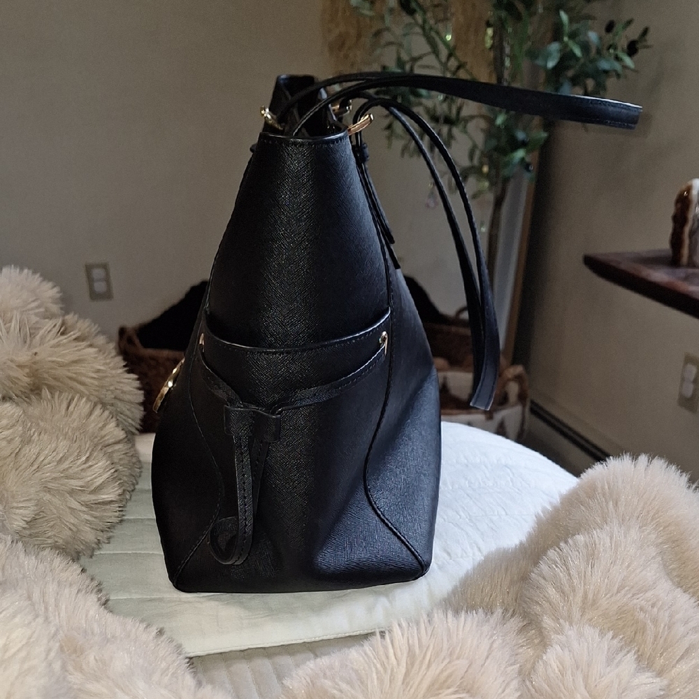 Michael Kors Black Leather Shoulder Bag with Gold Accents! - Picture 4 of 7